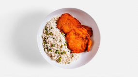 Pohana pileća prsa sa rizi-bizi