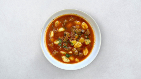 Juneći gulaš sa krumpirom i njokima