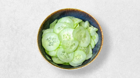 Svježi krastavac salata