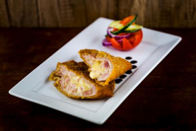 Sonkás, gombás, sajtos töltött szelet