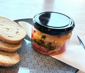 Nakládané olomoucké tvarůžky, pečivo