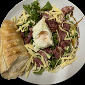 Šalát so slaninou a vajcom, bagetka