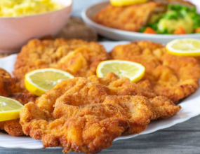 Obaľované rezne z kuracích pŕs, zemiaky, kyslá uhorka