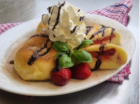 KYNUTÉ OVOCNÉ KNEDLÍKY S JAHODAMI