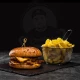 BURGER SMASHED CARTOFI PRAJITI CU USTUROI SI VERDEATA 