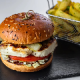 BURGER CU HALLOUMI CARTOFI PRAJITI CU USTUROI SI VERDEATA 