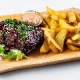 Coaste de Porc cu Sos BBQ și Cartofi Wedges 