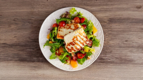  Grillezett sajt válogatás friss saláta ágyon