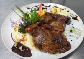 Omlós kacsacomb párolt lilakáposztával és burgonyapürével