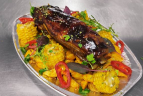 XXL BBQ oldalas grillezett kukoricával és steakburgonyával