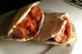 Currywurst mit Brot