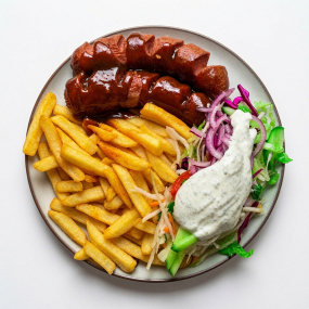 Currywurst mit Salat 