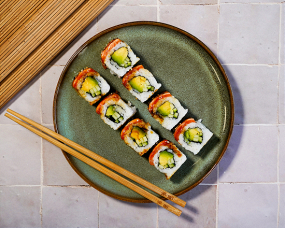 Roll saumon snacké - saumon mi-cuit teriyaki/avocat/concombre (8 pièces)