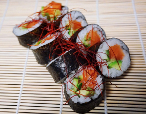 FUTOMAKI ŁOSOŚ 8 sztuk