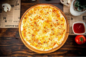 Pizza Quattro Fromaggi uriașă