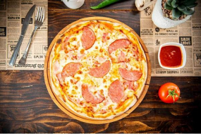 Pizza Quattro Carni uriașă