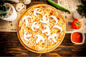 Pizza Prosciutto Funghi uriașă