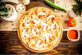 Pizza Capricciosa uriașă