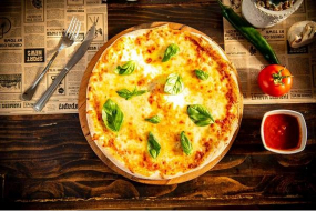 Pizza Caprese uriașă