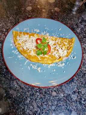 OMLETĂ CU ȘUNCĂ ȘI CAȘ