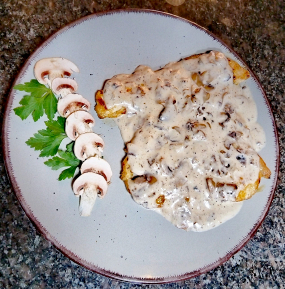 PIEPT DE PUI LA GRĂTAR CU SOS ALB ȘI CIUPERCI