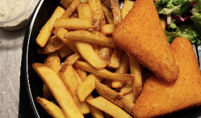 Smažená Gouda s hranolkami a domácí tatarkou