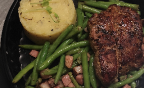 Grilovaná vepřová krkovice na zelených fazolkách se slaninou a šťouchaným bramborem s cibulkou