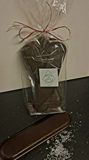 Langues de chat au chocolat noir et à la fleur de sel