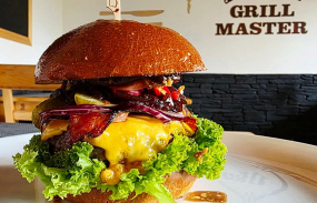 1ks  BBQ hovězí burger, čedar, slanina, okurek, rajče, cibulová marmeláda, hranolky, tatarka A: 1,3,7