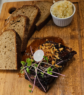 400g Vepřová žebra honey-pepper, salát Coleslaw, chléb