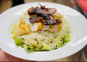 300g Salát Caesar s kuřecím masem, grilovaná slanina, bylinkové krutony, parmazán