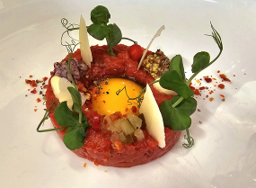 100g Hovězí tatarák, topinky 