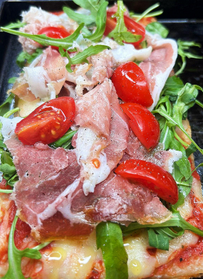 Rucola, prosciutto crudo, pomodorini, parmigiano