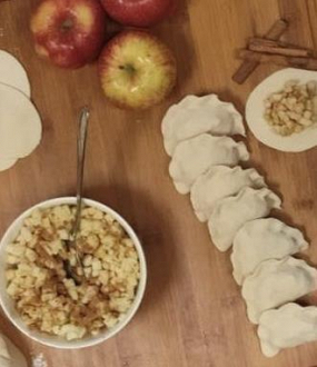 Pierogi z jabłkiem i cynamonem ze słodką śmietaną 15 szt.