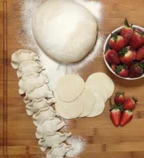 Pierogi z truskawkami ze słodką śmietaną  15szt.