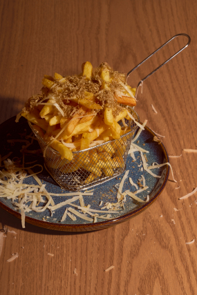 Patatine Fritte con Parmigiano Reggiano 24 Mesi e Gratuggiata di Tartufo Nero Fresco, Sale e Pepe