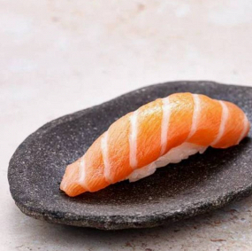 sushi saumon braisé