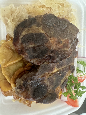 Sertés tarja savanyú káposztaágyon sütve