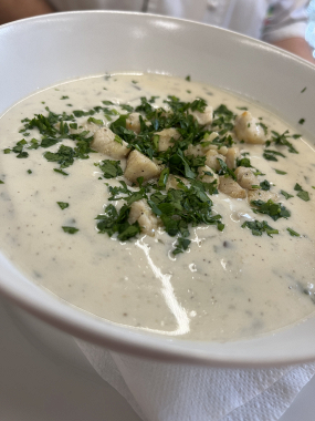 Tejszínesen Gombaleves pirított jérce javával 