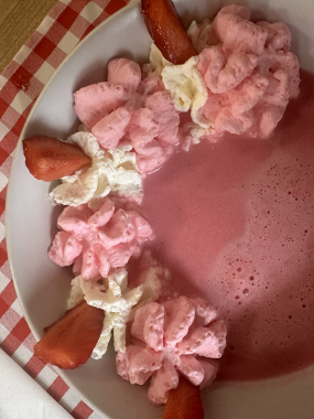 Hűsítő eper krémleves Tejszínhab rózsákkal 