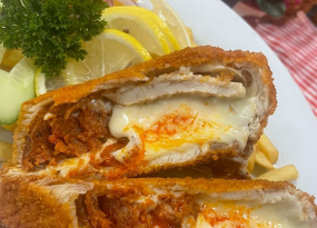 Csirkemell Erzsébet módra (füstölt sajt, kolbász)