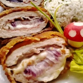 Sajttal baconnal töltött sertésborda