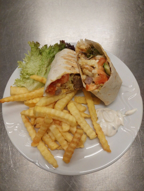 250g Tortilla s kuřecím masem a zeleninou, hranolky