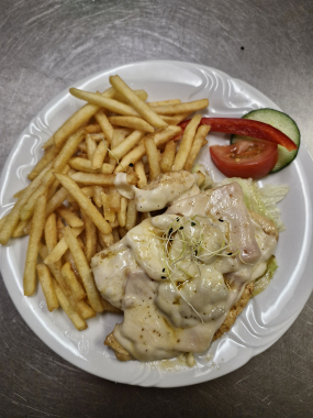 150g Kuřecí prsa s žampiony, slaninou zapečené sýrem