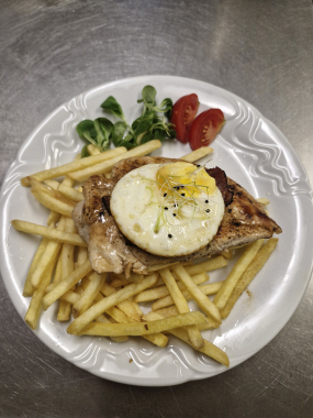 200g Grilovaná prsa se slaninou a volským okem