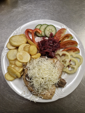 200g Kuřecí prsa s játry posypané sýrem