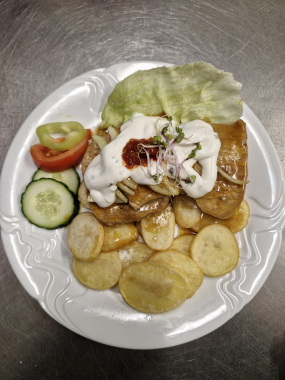 200g Vepřové medailonky s cibulí, tatarkou a feferony