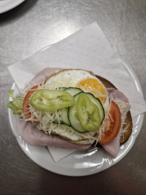 120g Topinka se šunkou, vejcem a strouhaným sýrem