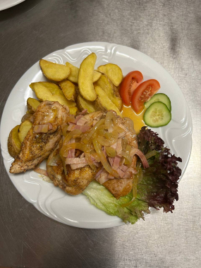 200g Vepřová kotleta a kuřecí prsa se slaninou a cibulí