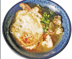 29. Ramen in brodo con gamberi e uova